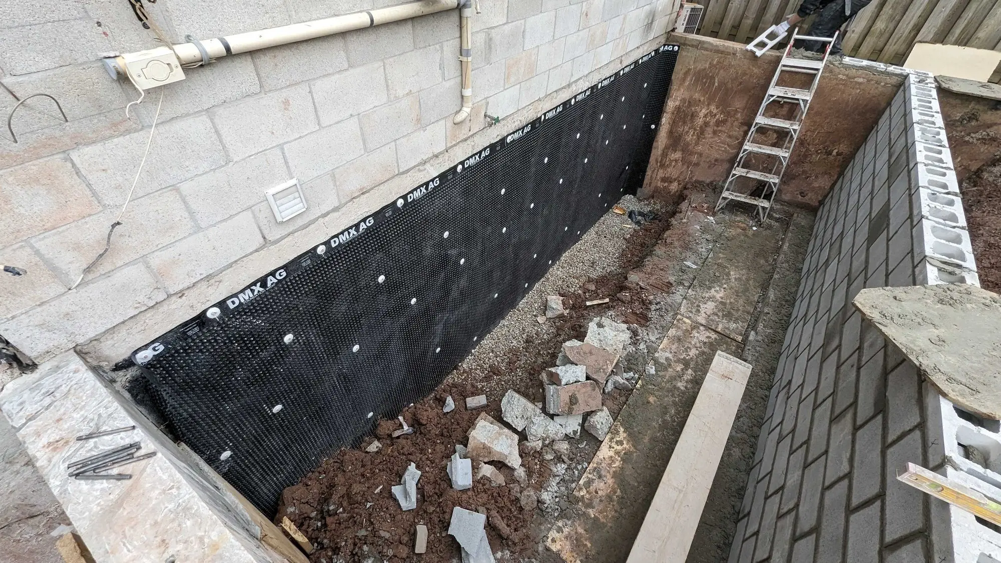 Damp-proofing membrane and drainage board applied to the outside of the new foundation