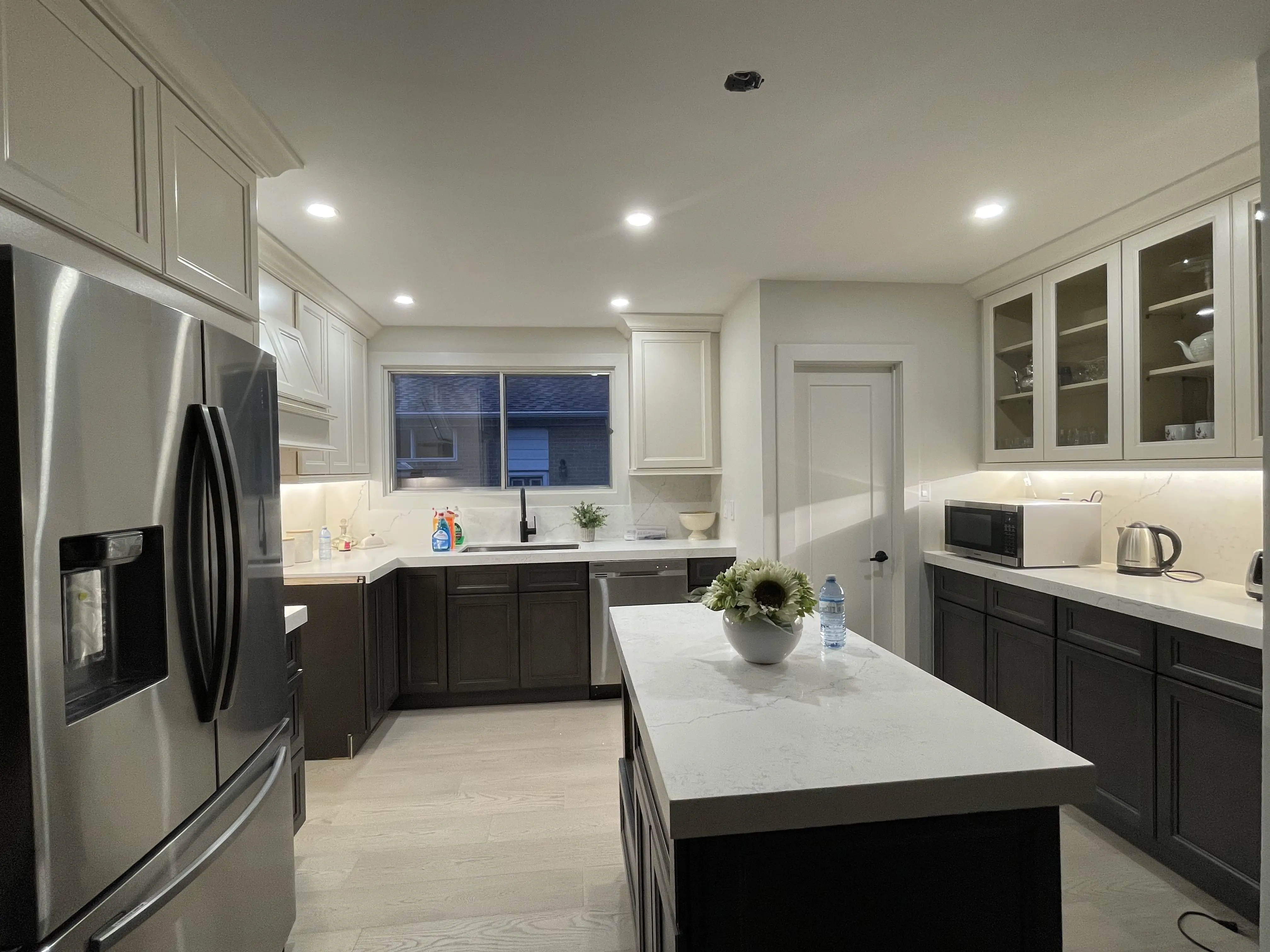 Kitchen backsplash tile with custom range hood